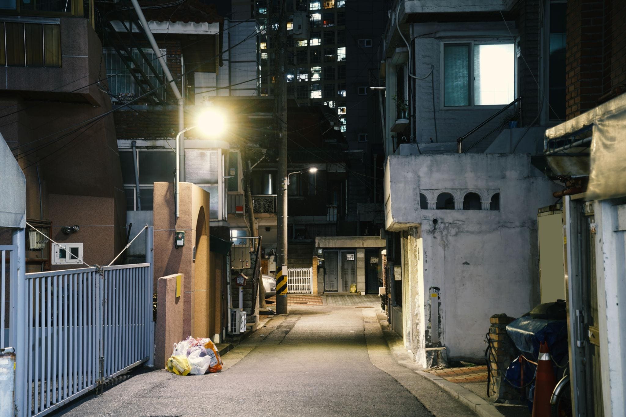 서울 구로구의 한 주택가 골목 야경