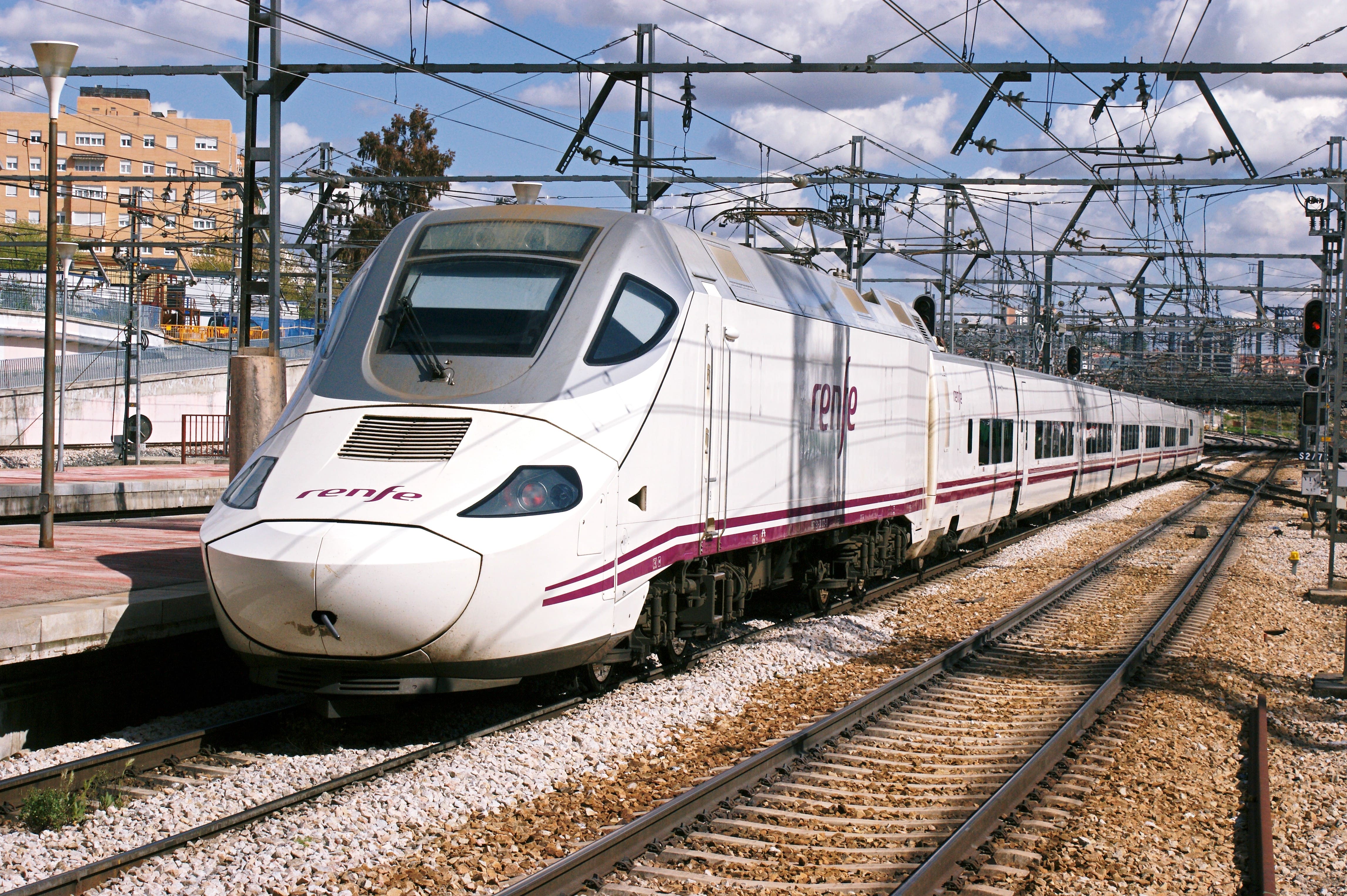 스페인 마드리드, 바르셀로나, 세비야 등 주요 도시를 연결하는 렌페(Renfe) 기차