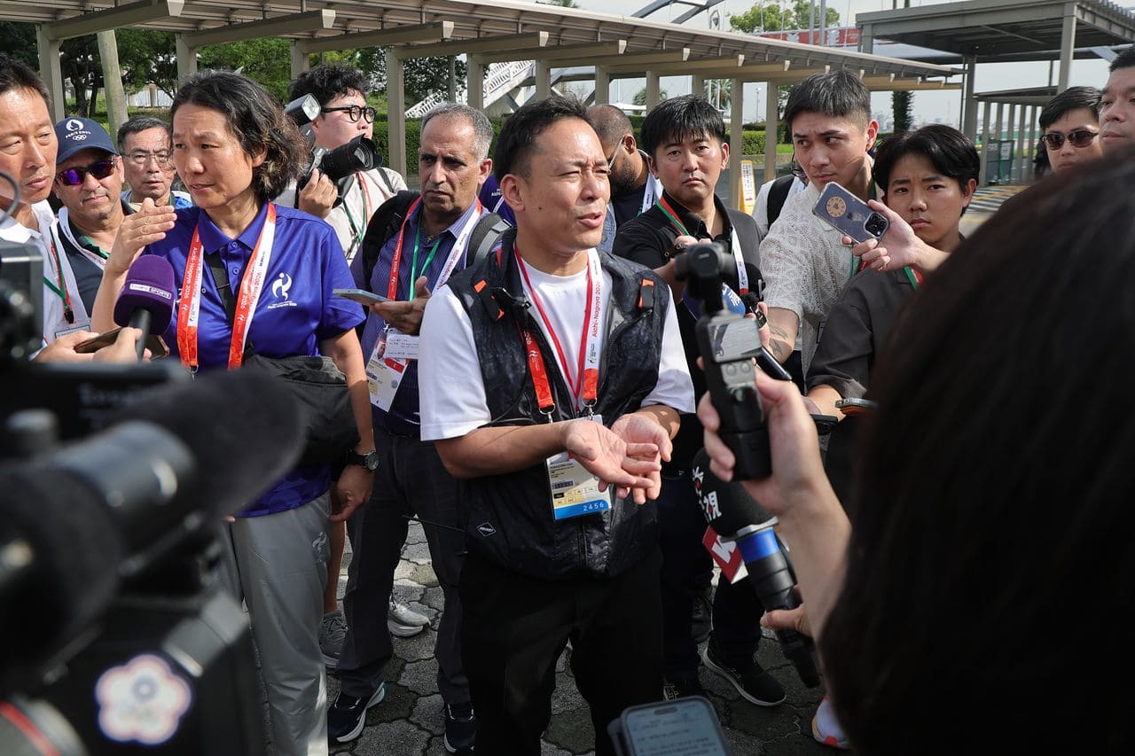 조직위 운영 미숙으로 행사가 1시간 30분 가량 지연되자 설명하고 있는 조직위 관계자