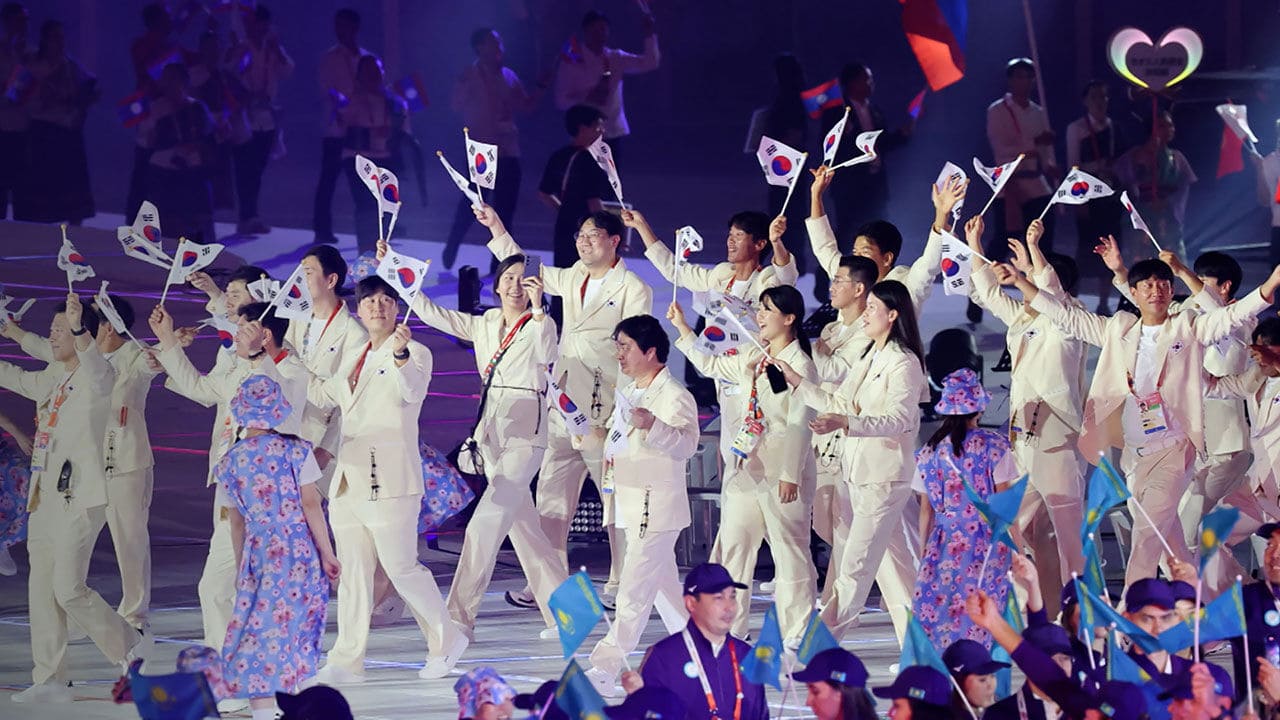 19일 2026 아이치·나고야 아시안게임 개회식에서 입장하고 있는 한국 선수단