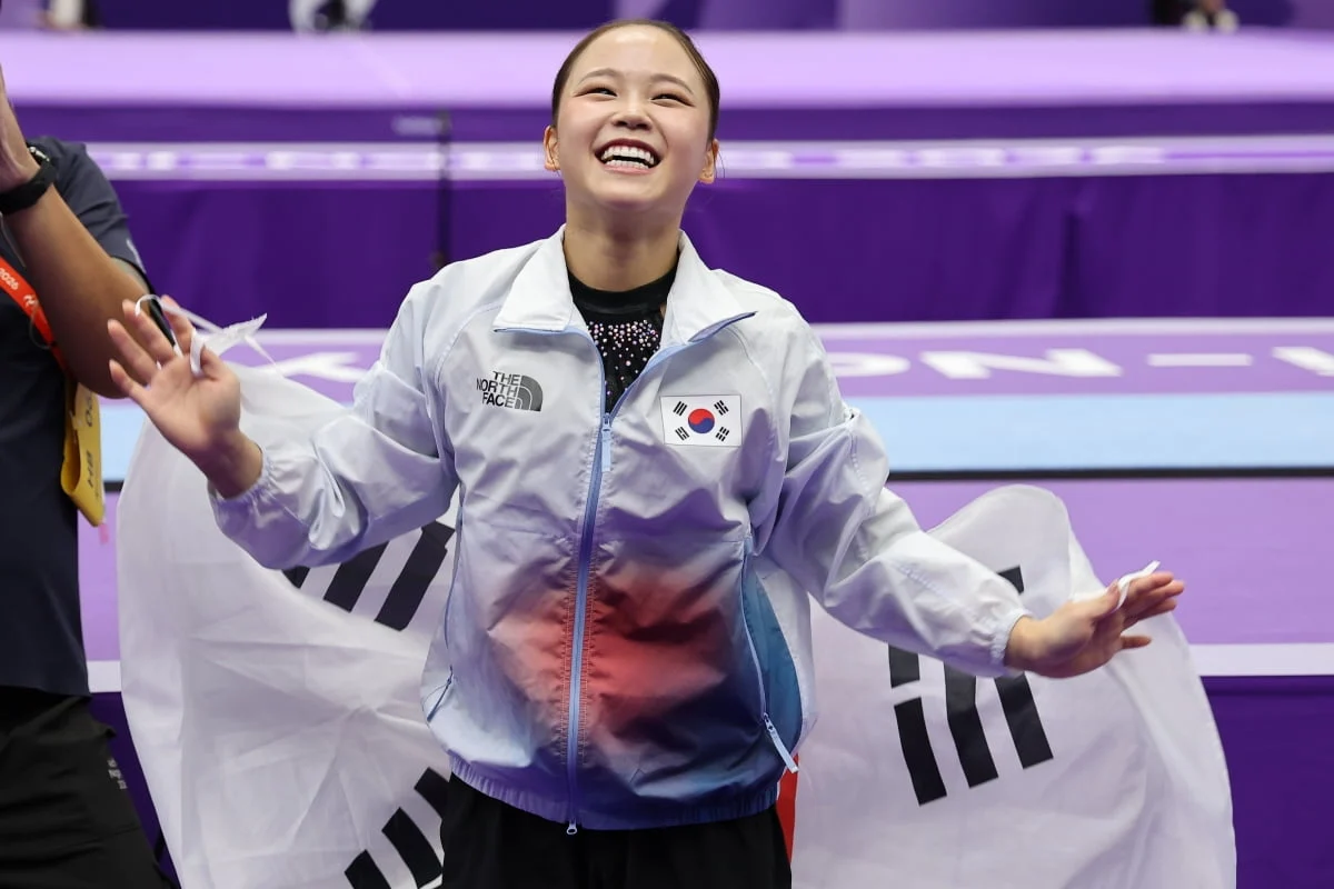2026 아이치·나고야 아시안게임 기계 체조 여자 도마 결승에서 금메달을 차지한 대한민국 여서정이 태극기를 들고 기뻐하고 있다.