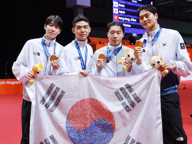 2026 아이치·나고야 아시안게임 펜싱 남자 사브르 단체전 결승에서 역전 드라마를 쓰며 아시안게임 4연패를 달성한 오상욱, 박상원, 도경동, 황희근이 태극기를 들고 기념 촬영을 하고 있다.