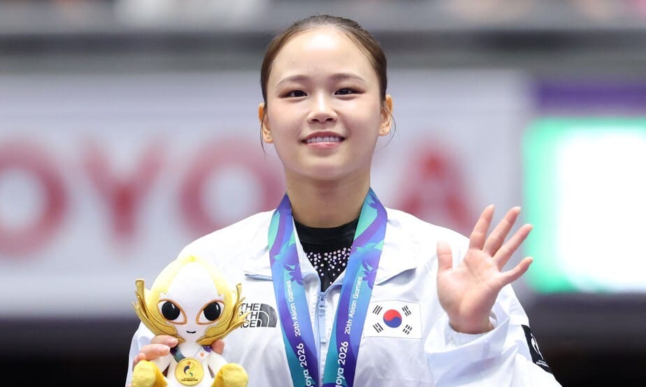체조 국가대표 여서정이 24일 2026 일본 아이치·나고야아시안게임 도마 결선에서 우승한 뒤, 시상식에서 금메달을 목에 걸고 손을 흔들고 있다.