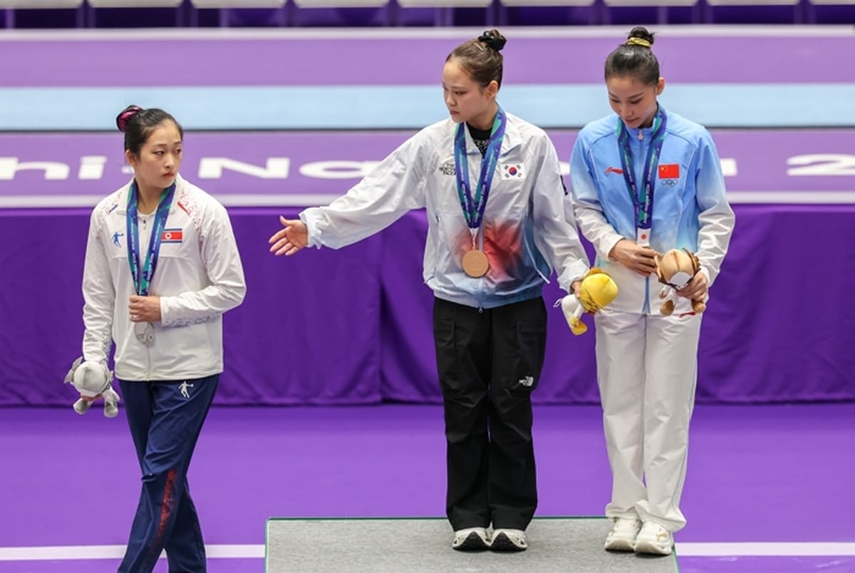 24일 한국 여서정이 2026 아이치·나고야 아시안게임 기계체조 도마 시상식에서 기념사진을 찍고 먼저 내려서는 북한의 안창옥(왼쪽) 손짓을 하고 있다.