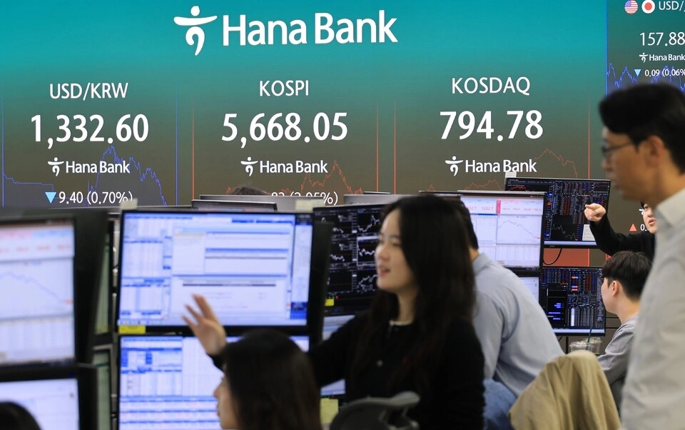 지난 16일 서울 중구 하나은행 본점 딜링룸에 주가지수와 환율이 표시되고 있다.