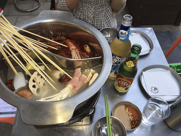 야외 자리를 즐기는 20대 모습