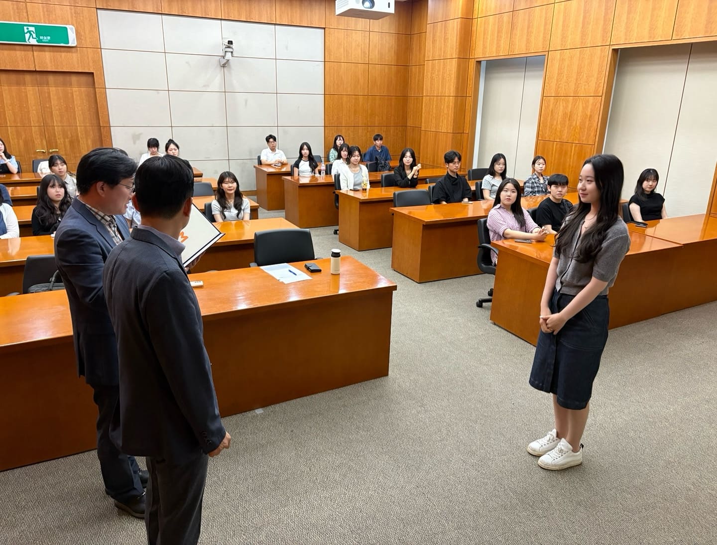15기 최우수 서포터즈를 시상하는 박정철 독자마케팅국장과 이창휘 전략기획팀장